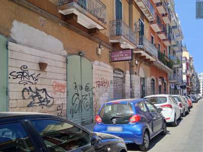...negozi di abbigliamento sigillati...